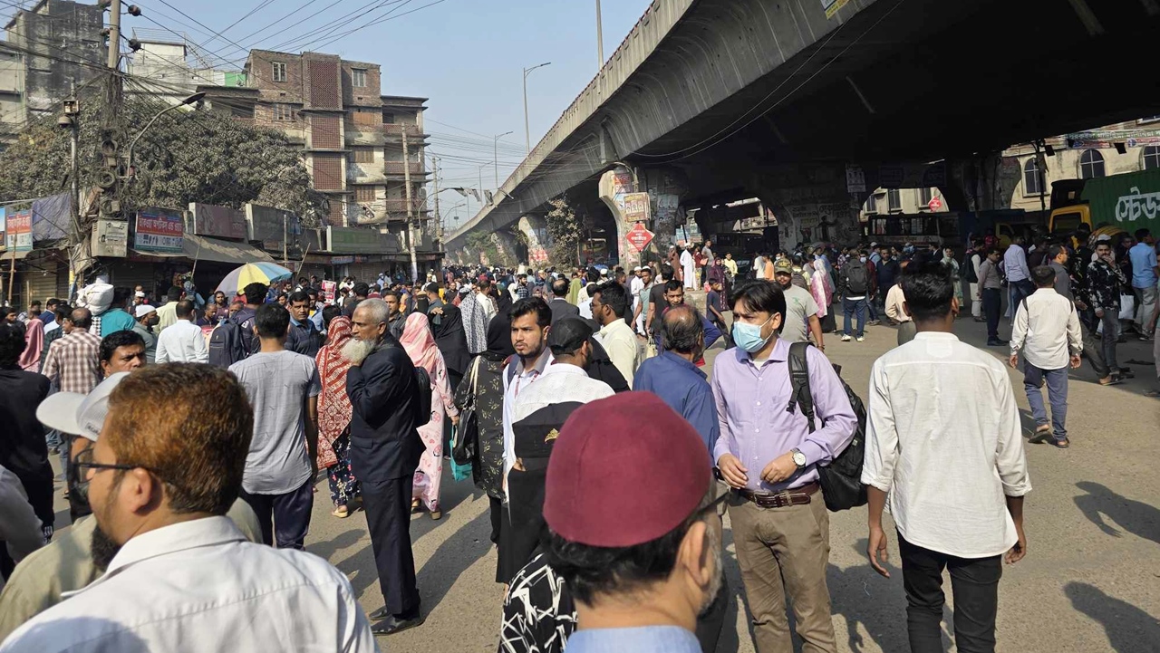 রাজধানীতে সিএনজি অটোরিকশা চালকদের সড়ক অবরোধ